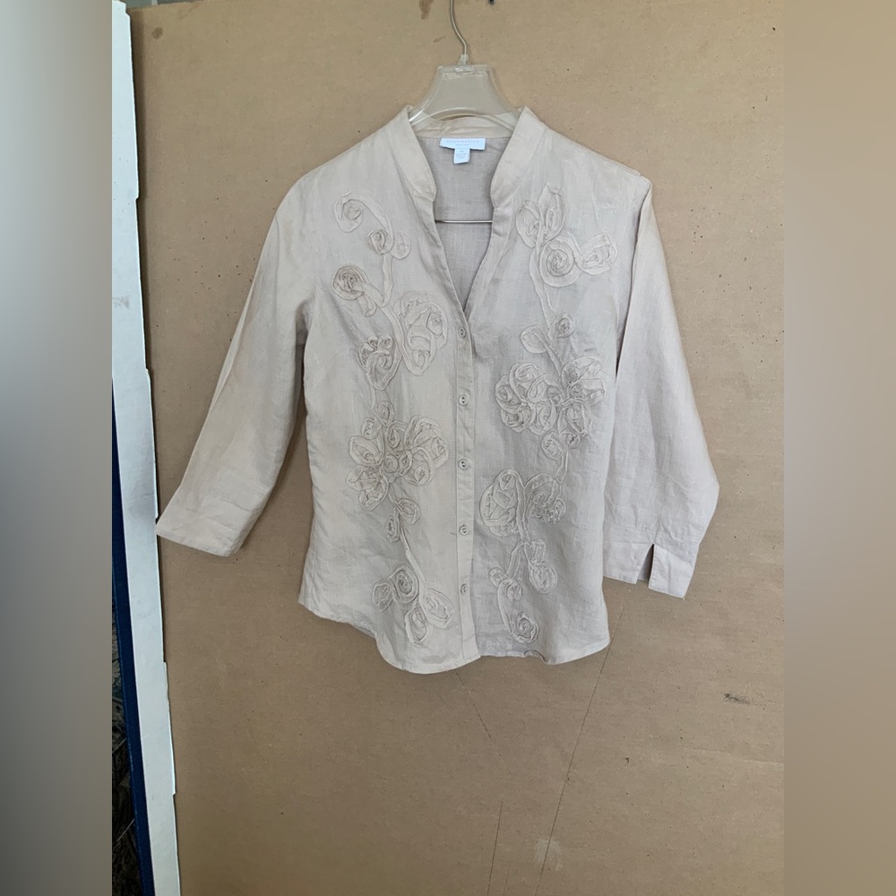 VERY NICE THREE DIMENSIONAL FLORAL BLOUSE